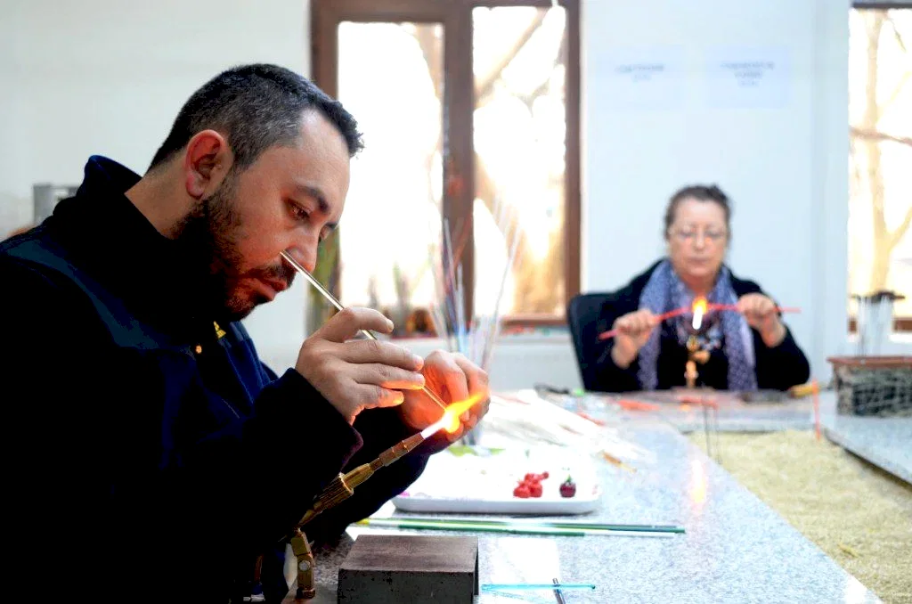 Bayraktar cam boncuk atölyesi